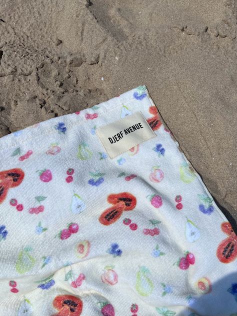 Djerf Avenue Popsicle, Djerf Avenue Aesthetic Wallpaper, Djerf Avenue Wallpaper Iphone, Cute Beach Towels Aesthetic, Djerf Avenue Towel, Beach Towels Aesthetic, Djerf Avenue Wallpaper, Aesthetic Beach Towel, Painting Pottery Plates