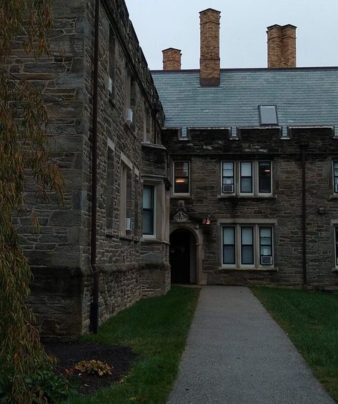 dark academia rainy aesthetic historically women's college Bryn Mawr College Aesthetic, Romanticizing College, Rainy Aesthetic, Romanticise Life, Bryn Mawr College, Middlebury College, College Vision Board, Bryn Mawr, College List