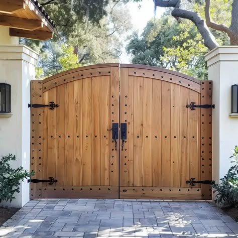 Gated Archway, Gate Ideas For Home, Diy Wooden Gate, Wood Gate Ideas, Gate Design Wooden, Wood Gate Design, Wooden Gates Ideas, Entry Gate Design, Iron Gate Door