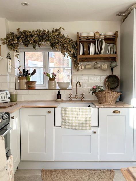 Dark Cozy Farmhouse, Clean Cottage Style, Country Cottage Interiors Kitchen, Small Cottage Kitchen Ideas Tiny Homes, Grandmellinial Style, Kitchen Ideas Cottage Style, Small Country Kitchen, 1800s Farmhouse, Modern Cottage Decor