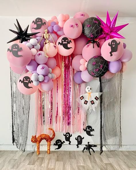 Halloween Bday Decorations, Barbie Halloween Party Decorations, Halloween Pink Decor, Girly Halloween Birthday Party, Facial Business, Pink Halloween Party, Halloween Bunco, Teen Halloween Party, Halloween Balloons Decorations