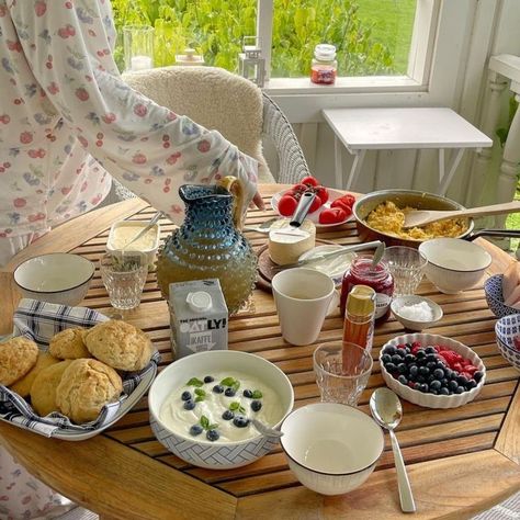 Swedish Breakfast Aesthetic, Mallory Aesthetic, Breakfast Summer, Summer Breakfast, Birthday Dinner Party, Morning Breakfast, Spring Aesthetic, Summer 24, Birthday Dinners