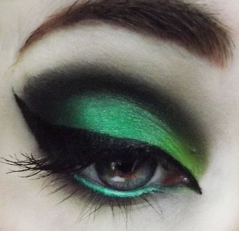 Wicked eye makeup Witch Costumes, Wicked Witch Of The West, Witch Of The West, Witch Makeup, Halloween Make Up, Wicked Witch, Costume Makeup, Halloween Make, Wizard Of Oz