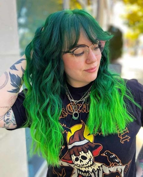 Green Hair Ombre, Green Hair Color Ideas, Black And Green Hair, Green Hair Color, Neon Green Hair, Emerald Green Hair, Color Block Hair, Dark Green Hair, Split Dyed Hair