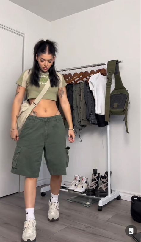 Baggy Shorts And Crop Top, Crop Top And Jorts Outfit, Baggy Shorts And Tank Top, Concert Outfit Ideas Night Summer, Brown Cargo Shorts Outfits Women, Baggie Shorts Outfit, Jorts Outfit Women’s Black, Women Cargo Shorts Outfit, Women’s Jorts Outfit