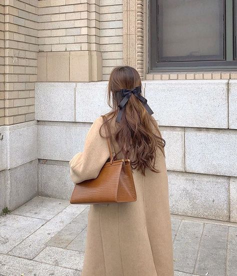 Instagram post by Léman • Dec 24, 2019 at 9:40pm UTC Soft Beige Aesthetic, Brunette Makeup, Shoulder Hair, Autumn Ideas, Classy Aesthetic, Soft Beige, Hair Braiding, Beige Aesthetic, Parisian Chic