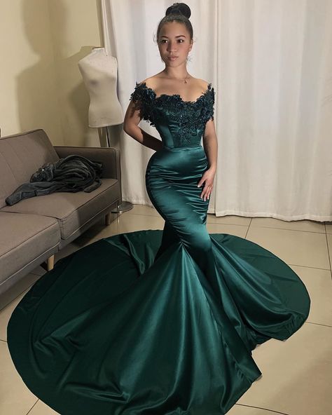 ruberto scholtz on Instagram: “Green with ENVY 💚 (back to basics a strong color and a good silhouette does it )  Amberleigh dressed in @scholtzruberto” Green Gown, Long Prom Dresses, Mermaid Prom Dresses, Appliques, Green Dress, Prom Dress, Dark Green, Off The Shoulder, Off Shoulder