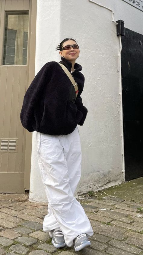 White Cargo Pants Outfit, Oversized Outfit Ideas, Parachute Pants Outfit, White Pants Outfit, White Cargo Pants, Winter Pants Outfit, Oversized Outfit, Outfit Ideas Casual, Cargo Pants Outfit