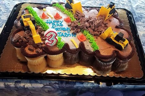 construction cupcake cake Bulldozer Cupcake Cake, Construction Cupcake Cake, Construction Birthday Cupcakes, Construction Cupcakes, Construction Birthday Cake, Construction Baby Shower, Construction Cake, Pull Apart Cake, Diy Birthday Cake