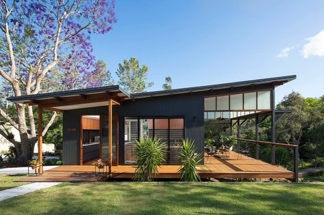 Mid-Century Modern Homes Still on Trend for 2020 | Blog | brick&batten Small Tropical House, Small Contemporary House, Granny Pods, Skillion Roof, Modern Tropical House, Tropical House Design, Design Café, Modern Small House Design, Roof Styles