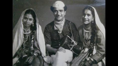 Mohan upreti & Naima Khan upreti in traditional Kumaoni dress Traditional Dress, Traditional Dresses, Historical Figures, Art