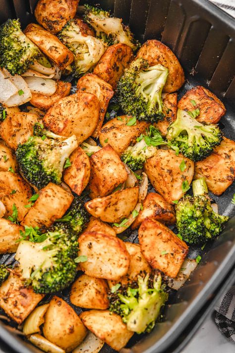 Air Fryer Broccoli And Potatoes Potatoes And Broccoli Air Fryer, Air Fryer Broccoli And Sweet Potatoes, Potato Side Dishes Easy Air Fryer, Air Fryer Carrots And Potatoes, Air Fryer Whole 30, Broccoli Recipes Air Fryer, Air Fryer Dishes, Broccoli Airfryer, Broccoli Air Fryer Recipes