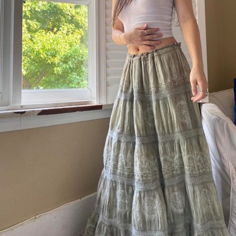 Green cottage core skirt Cottage Core Maxi Skirt, Fairy Core Skirts, Cottage Core Skirt Outfit, Art Core Outfits, Cottage Core Outfits Aesthetic, Green Floral Skirt Outfit, Cottage Core Fits, Cottage Outfits, Cottage Core Aesthetic Outfit