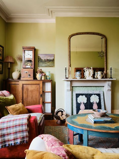 A Charleston curator's Bloomsbury-inspired house in Sussex | House & Garden Luxury Living Room Aesthetic, Interior Paint Schemes, Eclectic Decor Bohemian, Living Room Aesthetic, Traditional Eclectic, Luxe Decor, Charleston Homes, Victorian House, House Garden