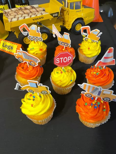 Excavator Birthday Theme, Construction Party Cupcakes, Construction Birthday Cupcakes, Excavator Cupcakes, Excavator Party Food, Construction Theme Cupcakes, Construction Theme Birthday Cake, Cupcakes Construction Theme, Cake Excavator Ideas