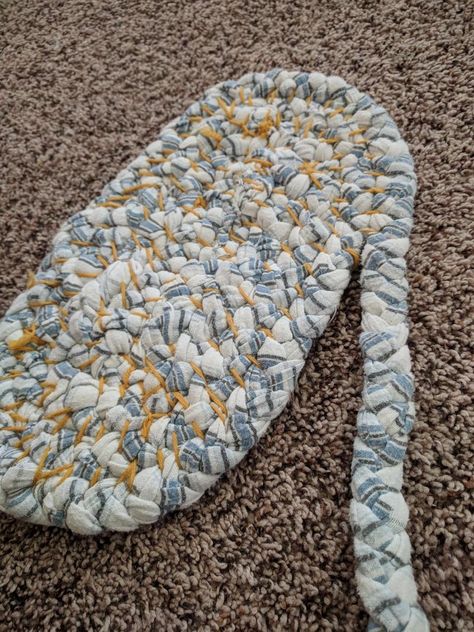 Diy Fabric Rug No Sew, Crocheted Rag Rug, Diy Rugs Easy Large, Plastic Bag Rug, Braided Rag Rug Tutorial, Braided Rag Rug Diy, Braided Rug Tutorial, Diy Rag Rug, Crochet Rag Rugs