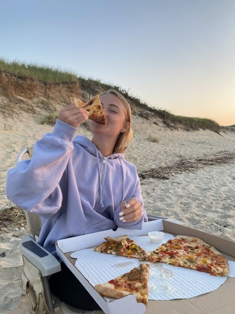 Pizza On The Beach, Beach Pizza, Pizza Pictures, Beach Lunch, Coastal Fashion, Beach Instagram Pictures, Beach Pictures Friends, Beach Friends, Instagram Photo Ideas Posts