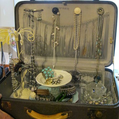 Funky Shelf Ideas, Jewlerie Organization, Jewelry Door, Suitcase Ideas, Creative Jewelry Displays, Old Suitcases, Diy Jewelry Display, Craft Fair Displays, Vintage Suitcases