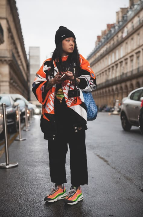 Masc Streetwear, Urban Street Style Women, Nyfw 2024, Paris Streetwear, Rok Midi, Sandal Tali, Dad Shoes, Urban Street Style, Looks Street Style