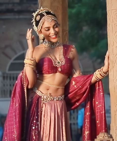 Sobhita Dhulipala, Ponniyin Selvan, Ancient Dress, Indian Women Painting, Rashmika Mandanna, Indian Photoshoot, Indian Bridal Dress, Vintage Bollywood, Indian Aesthetic