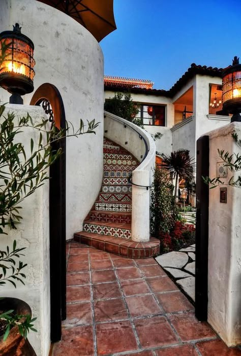 Spanish Style Villa } Love the staircase Spanish Villa Home, Homebody Club, Boho Glam Home, Casa Hobbit, Villa Home, Hacienda Style Homes, Future Space, Spanish Villa, Florida Design