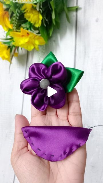 Satin Flowers Diy, Kanzashi Tutorial, Yo Yos, Scrap Fabric Projects, Satin Ribbon Flowers, Fabric Flower Brooch, Fabric Flower Tutorial, Handmade Flowers Fabric, Cloth Flowers