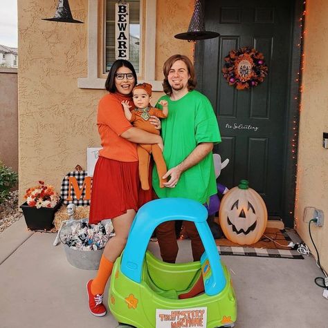 Scooby Doo Family Costume and DIY Mystery Van Machine, save for later! Easy Family Of 3 Costumes, Scooby Doo Van Costume, Scooby Family Halloween Costumes, Scooby Family Costume, Cartoon Family Costumes, Baby Scooby Doo Costume, Scooby Doo Family Costumes Halloween, Scooby Doo First Birthday, Scooby Doo Family Costumes