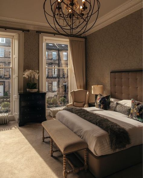 Small Luxury Hotels on Instagram: "Autumn light in Edinburgh at Nira Caledonia, our elegant pair of Georgian townhouses in the heart of Scotland’s capital city. @niracaledonia #smallluxuryhotels #edinburgh #autumn #witchingseason #edinburghlife #edinburghsnapshots #edinburghcity #scotland #fall" Edinburgh Home Interior, Edinburgh House Interior, London Townhouse Bedroom, Edinburgh Townhouse, Edinburgh Autumn, Edinburgh Apartment, Edinburgh House, Scotland Fall, Edinburgh Flat