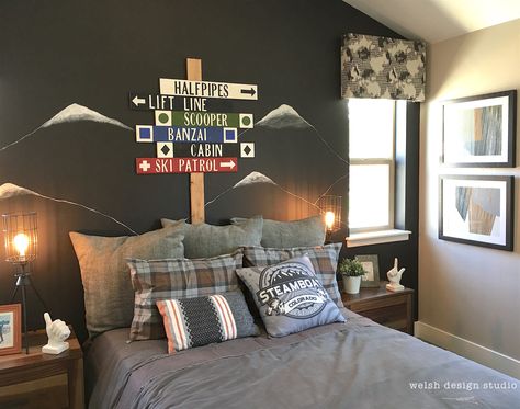 If your teen boy is into snowboarding, then this is the perfect bedroom for him! Snowboard Bedroom, Cabin Themed Bedroom, Ski House Decor, Teenage Room, Sports Game, Have Inspiration, Boys Bedroom Decor, Perfect Bedroom, Parade Of Homes