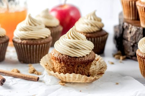 Apple Cider Cupcakes with Brown Sugar Cream Cheese Frosting — Lolo Home Kitchen Apple Cider Cupcakes, Vegan Apple Cider, Brown Sugar Cream Cheese Frosting, Apple Spice Cupcakes, Maple Buttercream Frosting, Desserts Simple, Brown Sugar Frosting, Brown Sugar Cakes, Apple Cupcakes