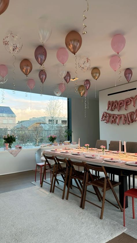 18th Aesthetic Birthday, Girly Party Aesthetic, Sweet 16 Slumber Party Ideas, 20th Birthday Ideas Party, Pink Aesthetic Birthday Party, Pink Birthday Theme Decor, Coquette Birthday Party Decorations, Birthday Brunch Aesthetic, 23 Birthday Aesthetic