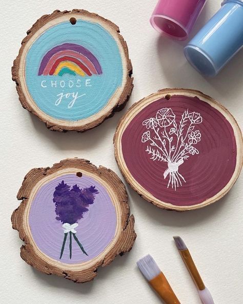 Art On Wood Painting Easy, Small Wood Painting, Wood Painting Ideas, Painted Wood Slices, Best Acrylic Paint, Fall Decor Signs, Acrylic Paint Markers, Coaster Art, Wood Slice Art