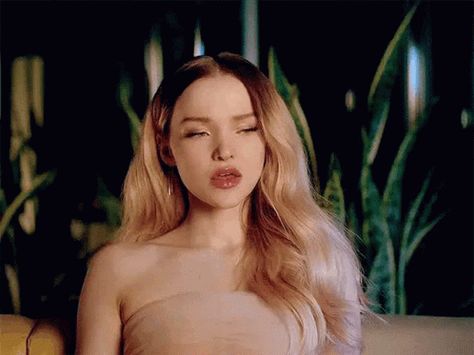 Hande Erçel Gif, Blonde Gif, Ladies Video, Dove Cameron Style, Disney Fun Facts, Female Actresses, Blonde Women, Dove Cameron, Just Girl Things