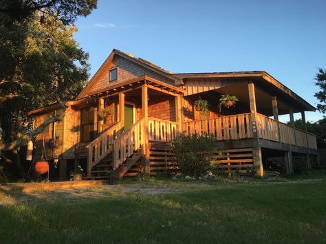 Surfer House Exterior, Small Beach Cottage Exterior, Obx Dr House, Outer Banks House Aesthetic, Obx House Aesthetic, Small Beach House Aesthetic, Simple House Aesthetic, Outer Banks Shifting, Beach House Simple