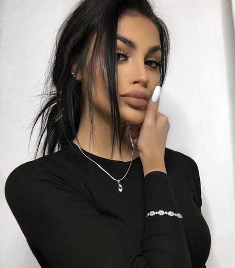 Gina Lorena, Maquillage Kylie Jenner, Black Hair Aesthetic, Fashion Eye Glasses, Long Black Hair, Makeup Obsession, My Pinterest, Glam Makeup, Brunette Hair