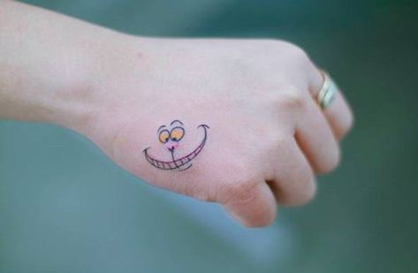 Disappearing Cheshire cat tattoo on the right hand. Tattoo Gato, Ariel Tattoo, Disney Inspired Tattoos, Cheshire Cat Tattoo, Cheshire Cat Smile, Cat Smile, Tattoo Disney, Hp Tattoo, Cute Couple Tattoos