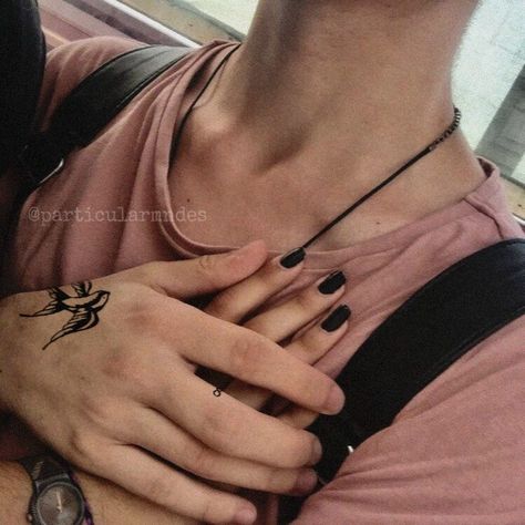 Vi es cuello y dije "¡Wow! Qué bello" y luego vemos el tatuaje y dije "¡Cómo no lo sospeche, o sea es Shawn Mendes 😍! Couple Tumblr, Goals Pictures, Ulzzang Couple, Korean Couple, Boyfriend Goals, Tumblr Boys, Cute Relationship Goals, Shawn Mendes, Cute Couples Goals