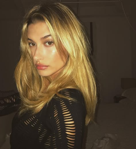 Hailey Baldwin Now Has Glittery Blue Hair—and It Looks So Good Hayley Bieber, Hailey Rhode Baldwin, Hailey Bieber Style, Hailey Baldwin Style, Bright Blonde, Long Blonde, Billboard Music Awards, Kelly Clarkson, Hailey Baldwin