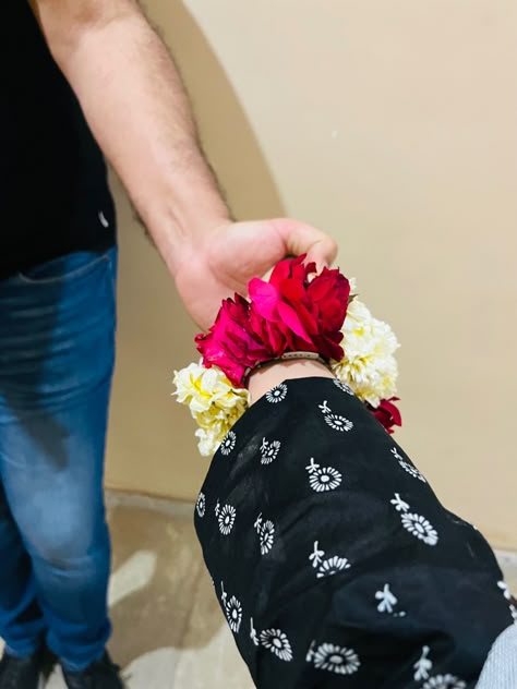 Gajre Hand Snaps, Gajry Phool Snap, Gajry Dp Hd, Gajry Girls Hands, Couple Hand Snap, Gajra In Hands, Couple Hand Pic For Dp, Nyc Flowers, Couples Hidden Face Pics