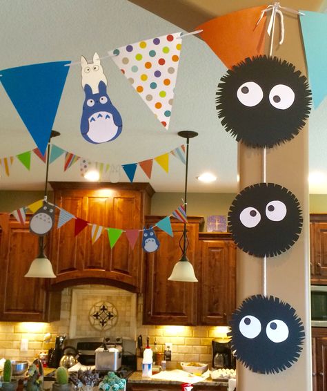 Totoro-themed indoor decorations made from scrapbook paper or poster board. Miyazaki Birthday Party, Anime Theme Party Decorations, Totoro Bday Party, Gibli Studio Party, Studio Ghibli Trunk Or Treat, Totoro Decorations Party, Studio Ghibli Classroom Theme, Totoro Birthday Party Ideas, Studio Ghibli Birthday Party Decor