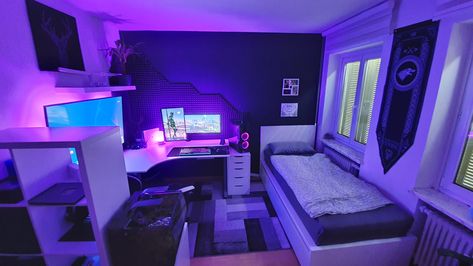 Game Room Bedroom Ideas, Cyberpunk Bedroom Ideas, Cyberpunk Room Ideas, Gaming Bedroom, Desk Setups, Boy Bedroom Design, Desktop Setup, Neon Room, Bedroom Setup