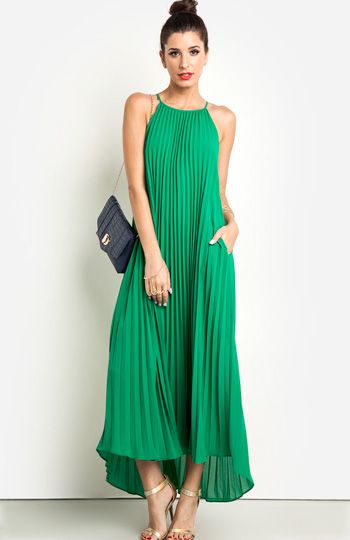 Palm Springs Paradise | DAILYLOOK Green Dress Styling, Green Dress Look, Pleated Dress Outfit, Kelly Green Dress, Green Dress Outfit, Green Summer Dress, Colourful Dress, Drapey Dress, Green Maxi Dress