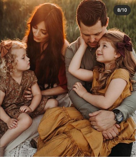 Fall Photoshoot Family, Fall Family Outfits, Summer Family Pictures, Family Photo Colors, Cute Family Photos, Winter Family Photos, Family Photoshoot Poses, Fall Family Portraits, Outdoor Family Photography