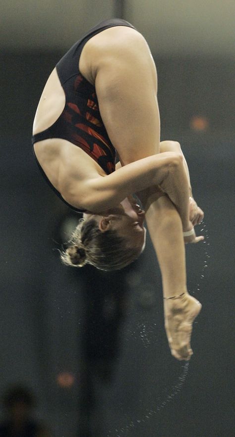 Competitive Diving, Diving Sport, Springboard Diving, Diver Tattoo, Olympic Diving, Diving Springboard, Swimming Pictures, Ernie Banks, Female Martial Artists