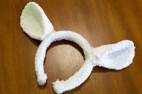 How to Make Costume Sheep Ears | eHow Baby Sheep Costume, Diy Sheep Costume, Baby Lamb Costume, Charlotte Web, Diy Sheep, Guinea Pig Costumes, Sheep Mask, Guinea Pig Clothes, Sheep Costumes