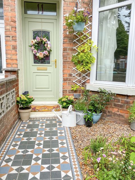 Victorian Front Garden Ideas, Front Garden Path, Victorian Front Garden, Front Garden Ideas Driveway, Terrace House Exterior, Garden Ideas Driveway, Garden Ideas Uk, Front Path, Front Porch Furniture