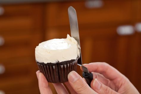 Store Bought Frosting Hacks For Cupcakes, How To Flatten Cupcake Icing, How To Flatten Frosting On A Cupcake, Flat Top Frosted Cupcakes, Knife Cupcakes Halloween, Easy Frosting, Frosting Techniques, Cupcake Frosting, Engagement Party