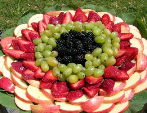 animal-friendly eating: flower fruit tray Flower Fruit Tray, Baby Shower Fruit Tray, Veg Platter, Platter Display, Baby Shower Fruit, Catering Trays, Fruit Sticks, Fruit Trays, Italian Party