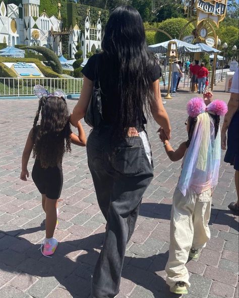 Disneyland Outfits, Baby Family, Kardashian Jenner, Casual Fall Outfits, Baby Fever, Casual Fall, Kylie Jenner, Disneyland, Harem Pants