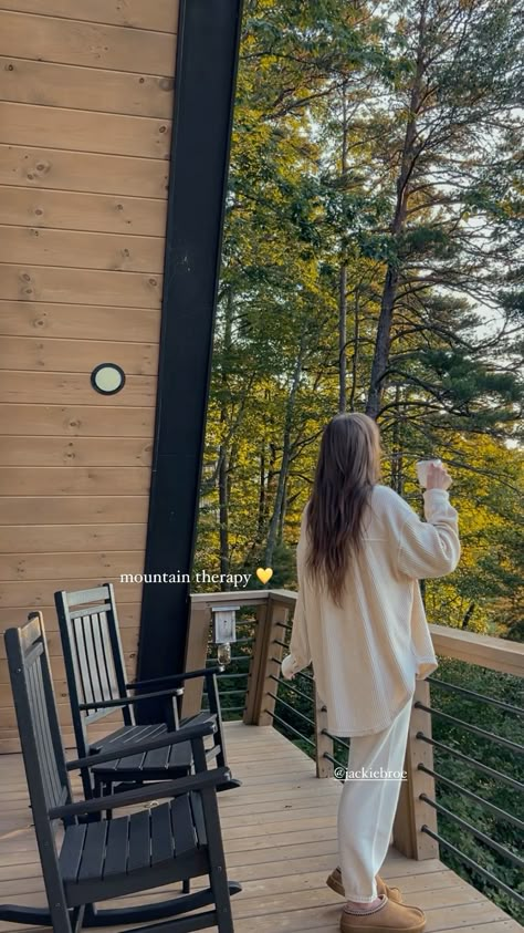 Autumn Cabin Aesthetic, Cozy Girl Aesthetic, Fall Cabin Aesthetic, Cabin Vibes, Cabin Trip Aesthetic, Cabin Weekend, Cabin Outfit, Country Girl Aesthetic, Mountain Aesthetic